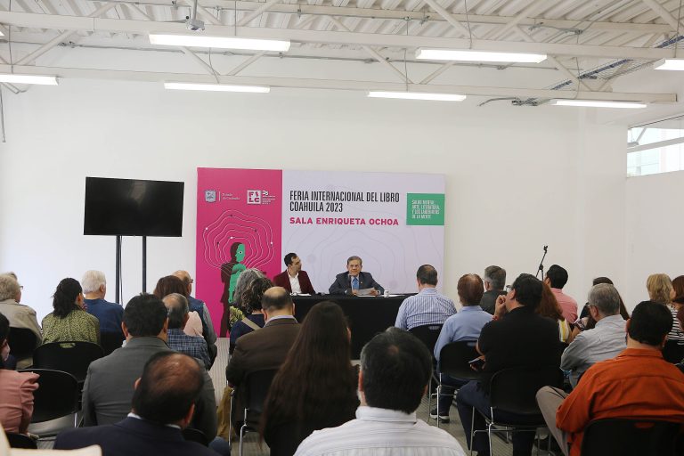 Presenta rector de la UAdeC el libro “Braulio Fernández Aguirre gobernador de Coahuila: Liderazgo Político y Empresarial”