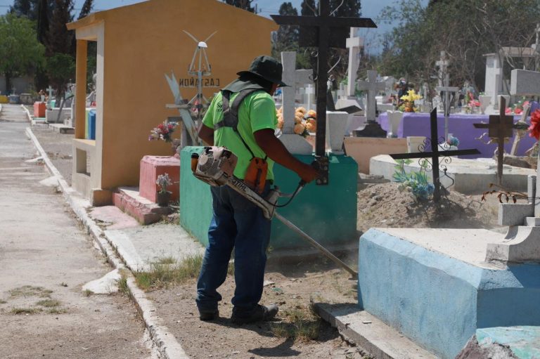 Realizan labores de limpieza en cementerios de la ciudad