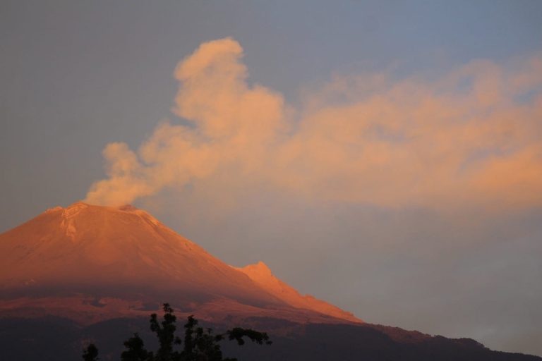 Reportan caída de ceniza del Popocatépetl en alcaldías de CDMX