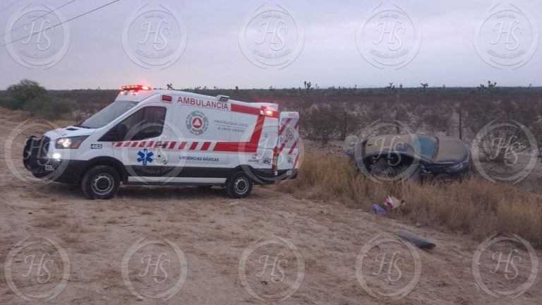 Vuelca familia sobre la carretera a Monclova