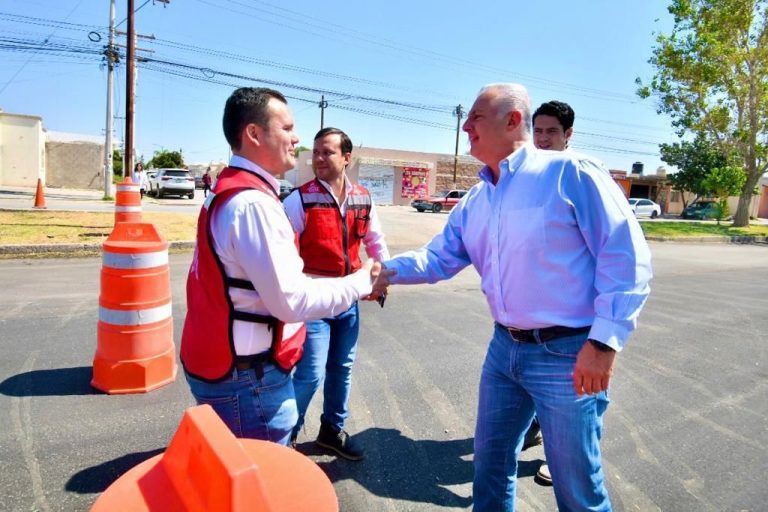 Alcalde de Torreón supervisa pavimentación en la colonia Loma Real II