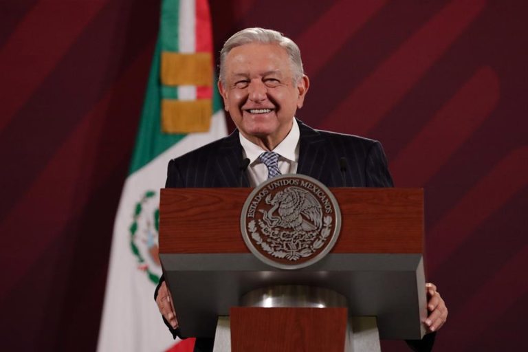 AMLO anuncia incremento salarial del 8.2% a maestros