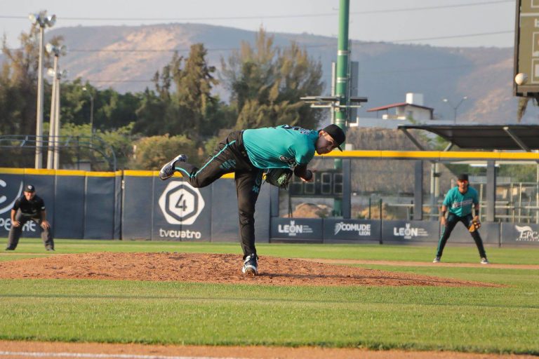 Bravos de León rompe empate en la séptima para ganar el de la honra a Saltillo