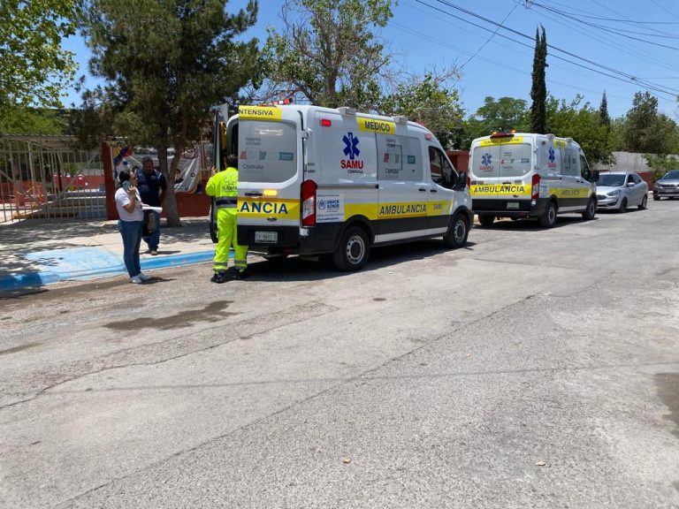 Mientras reparaba el techo en escuela cae desde 4 metros