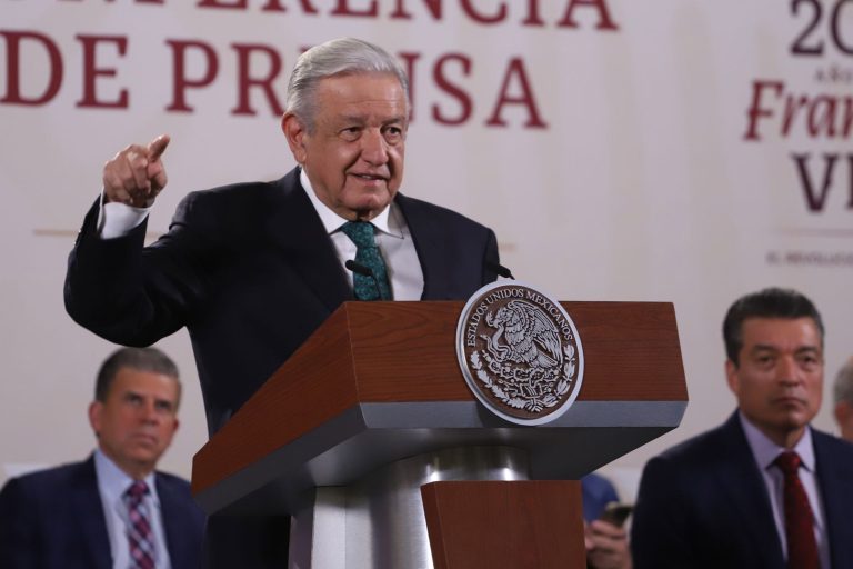 Comisión del Congreso de Perú declara persona non grata a AMLO