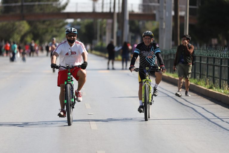 Dé un paseo en bici doble en la Ruta Recreativa