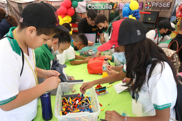 Niños llenan con su alegría instalaciones de la Feria Internacional del Libro de Coahuila