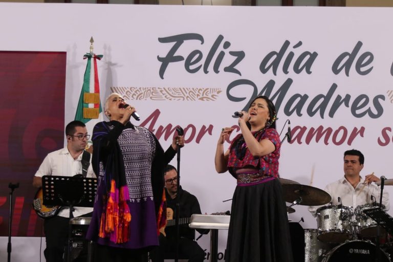 Eugenia León y María Inés Ochoa cantan en mañanera de AMLO