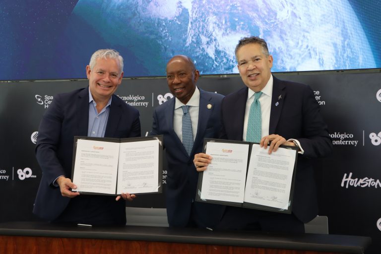 Firma Tec de Monterrey convenio de colaboración con el Space Center Houston