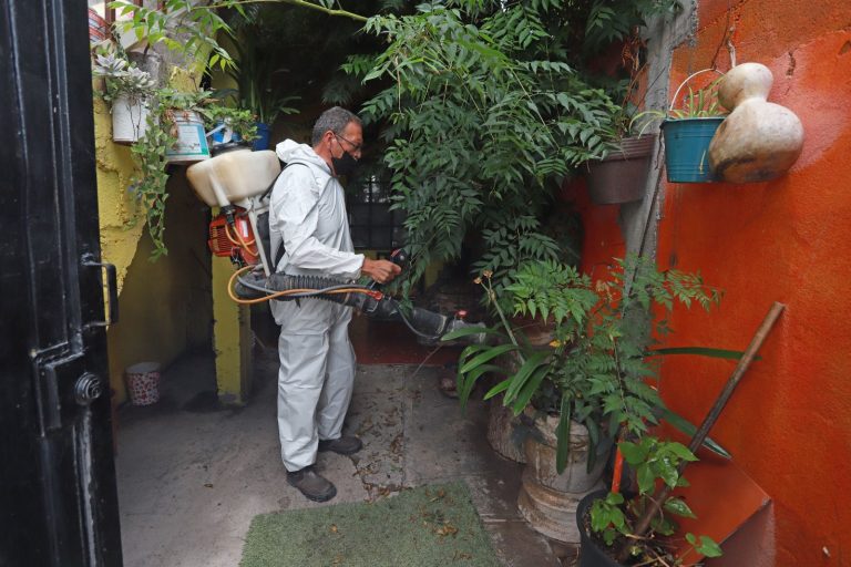 Fumiga Salud en colonias; previene enfermedades