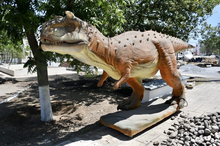 Inicia instalación de dinosaurios robotizados en parque temático de Ramos Arizpe