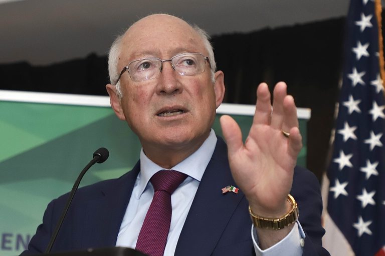 Ken Salazar alerta a migrantes de sanciones por cruce irregular a EU