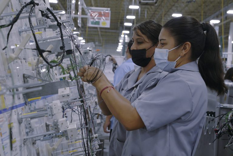 Nada que festejar: madres trabajadoras enfrentan peores condiciones que mujeres sin hijos