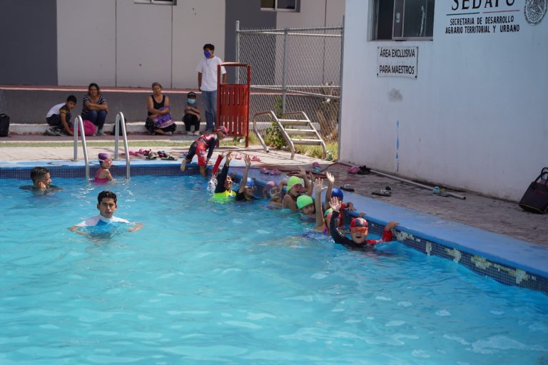 Ofrecen lugares disponibles en escuela municipal de natación