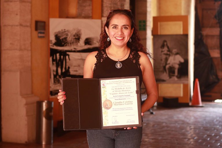 Recibe investigadora de la UA de C la Medalla de Acero al Mérito Histórico “Capitán Alonso de León” en la categoría Nacional