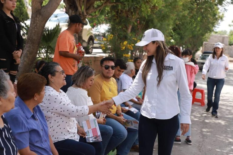 Recorren Edna y Palhoma colonias y ejidos de Parras de la Fuente