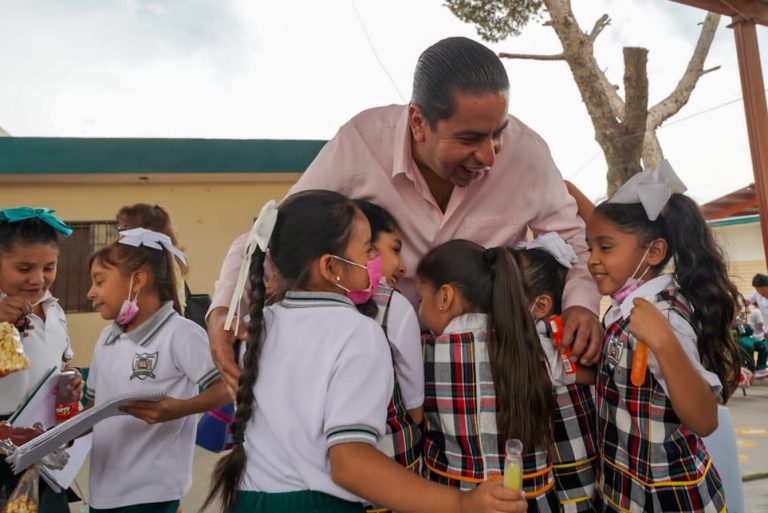 Supervisa Chema Morales entrega de material en Primaria “Lic. Miguel Ramos Arizpe”