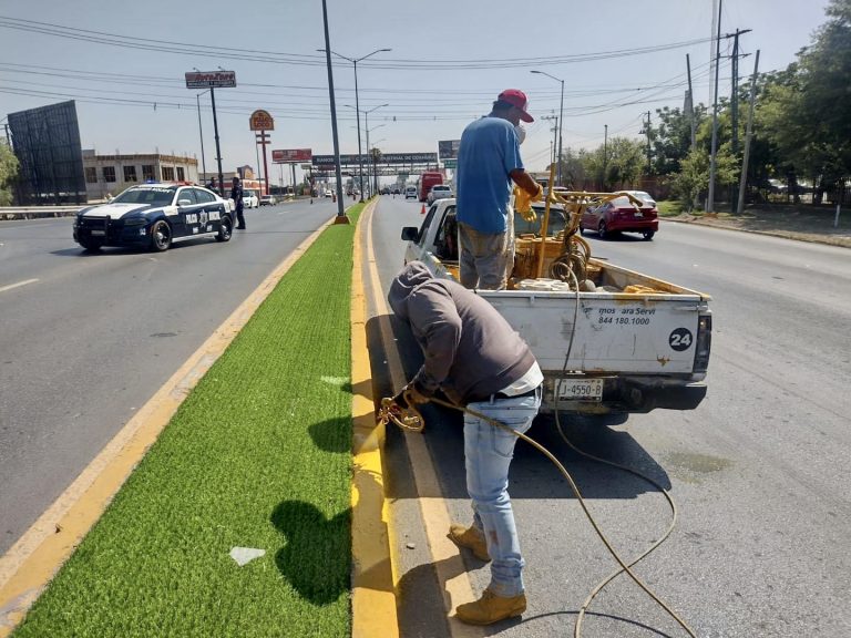 Trabajan en mantenimiento de camellón central en bulevar ‘Miguel Ramos Arizpe’ 