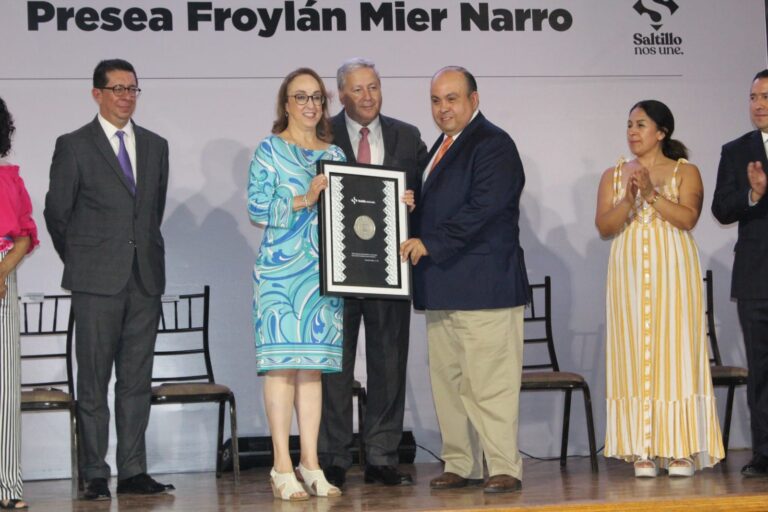 Reconocen trayectoria de Don Francisco de la Peña Dávila con la presea Froylán Mier Narro al Mérito Periodístico