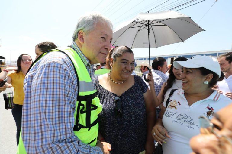 Brindamos seguridad con nuevo puente peatonal.- Chema Fraustro