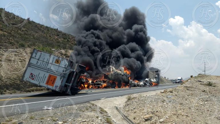 Choque entre tráileres en el libramiento Norponiente provoca incendio