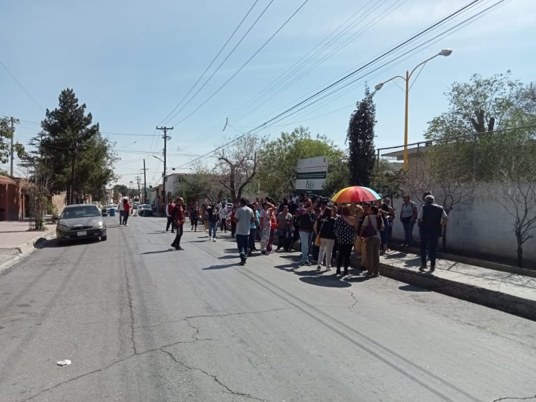 Exigen restitución de director en primaria de Saltillo con bloqueo vial