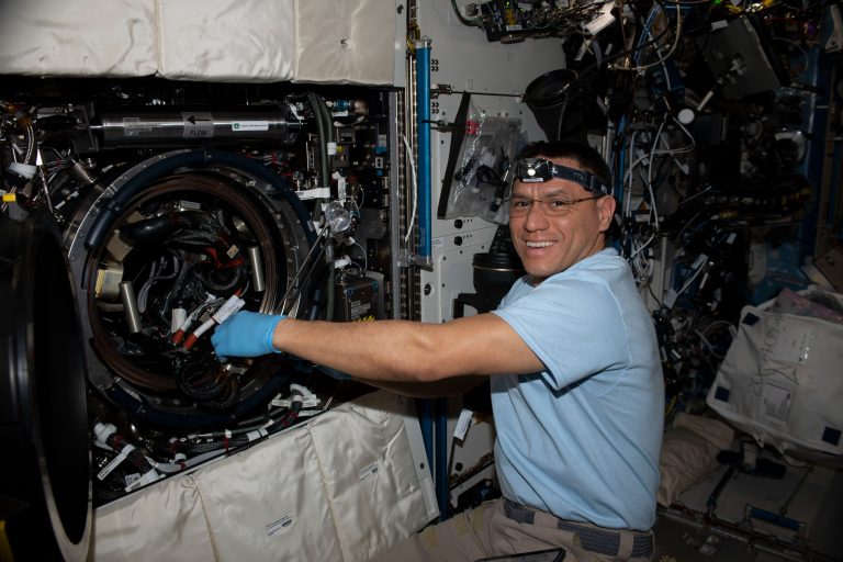 Astronauta latino Frank Rubio conversa desde el espacio con estudiantes iberoamericanos