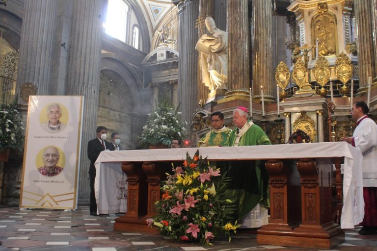 Iglesia católica recuerda a sacerdotes jesuitas y llama a la paz