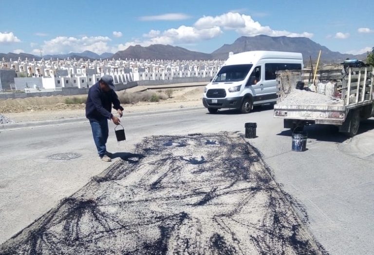 Rehabilitan calles en Parajes Del Valle 