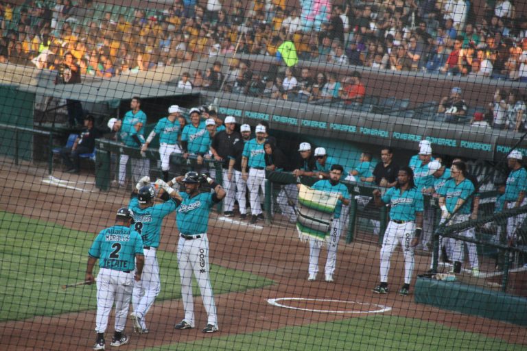 Saraperos derrota 10 a 7 a Guerreros de Oaxaca en el arranque de la serie 