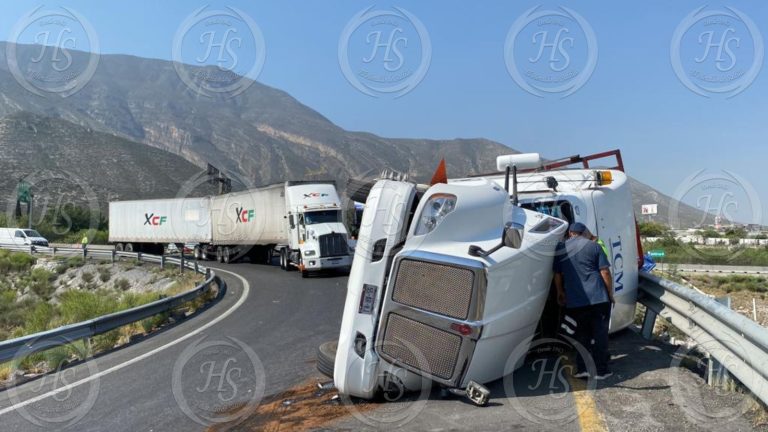 Vuelca camión cargado con gallinas en la Autopista Saltillo-Monterrey