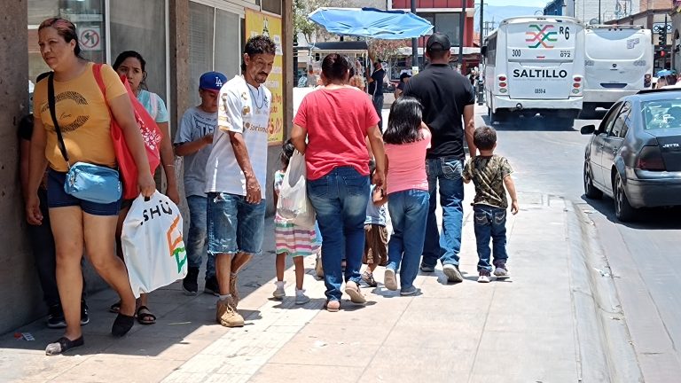 Abarrotan saltillenses Zona Centro por compras para el Día del Padre 