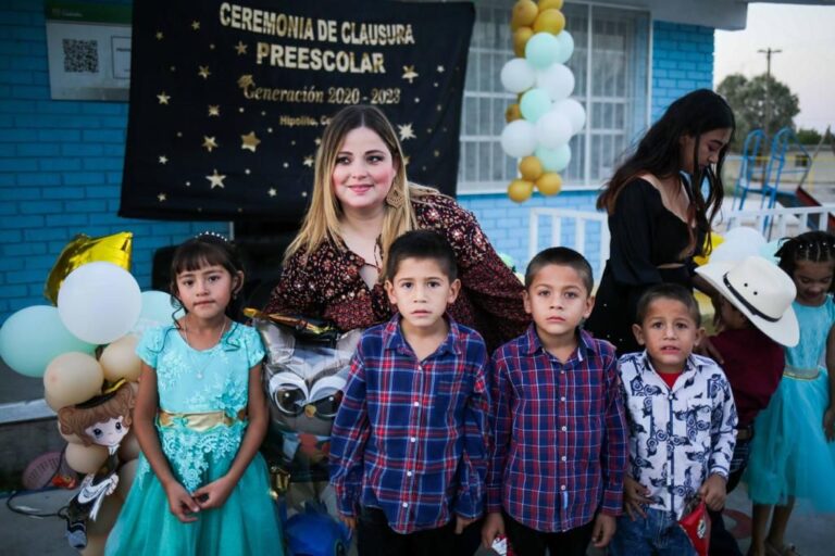 Amadrina Ana Lucía Cavazos a alumnos de preescolar en Hipólito