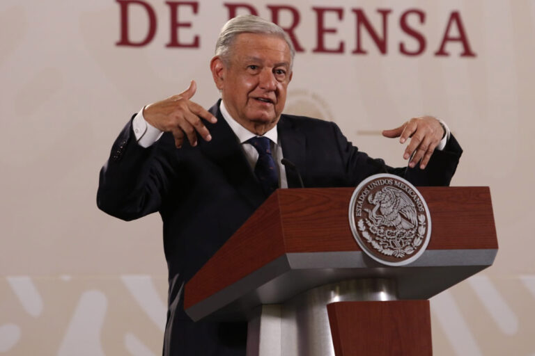 Confirma López Obrador que el AICM pasará al control de la Marina