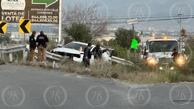 Lo atraviesa muro metálico y muere