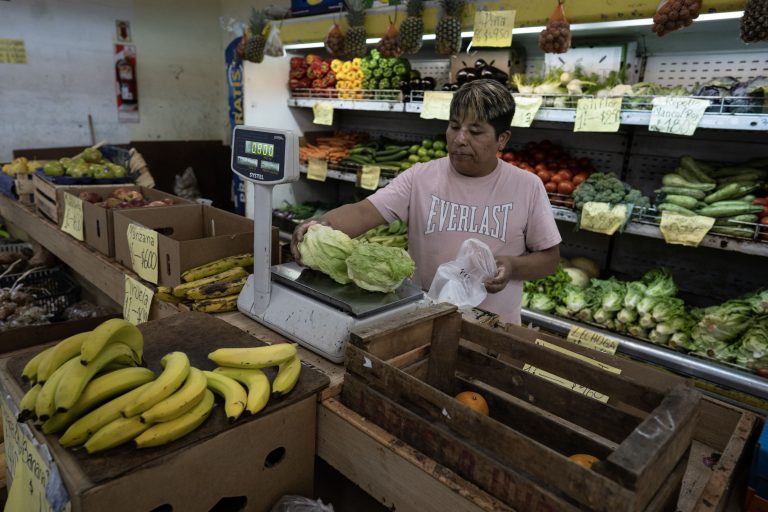 Inflación sorprende al bajar a 5.18%, su menor tasa en más de 2 años