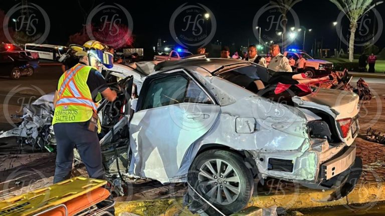 Jóvenes sufren heridas de gravedad en accidente automovilístico