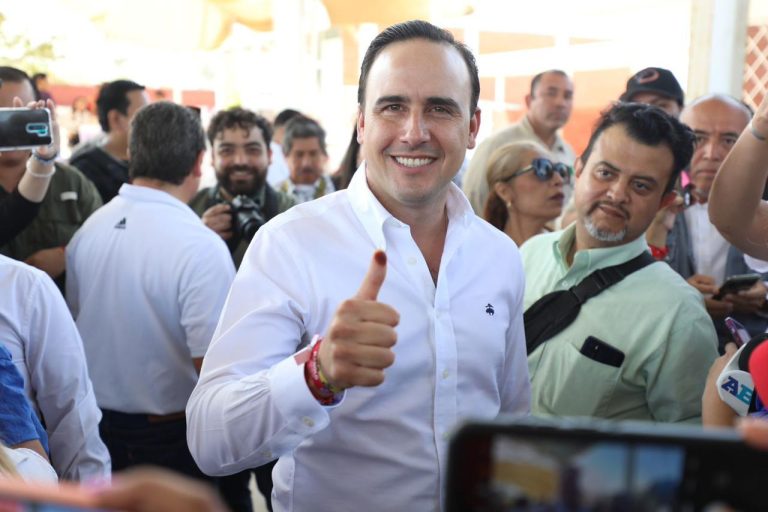 Emite su voto Manolo Jiménez en Saltillo