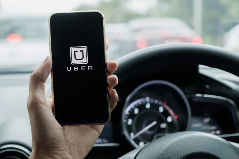 Menores de edad ya podrán viajar solos en Uber