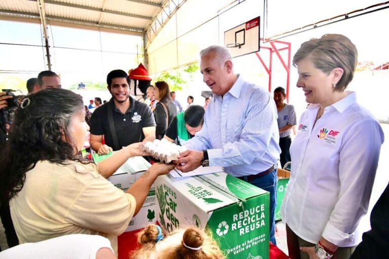 Preside Román Cepeda brigada de servicios en la colonia Villa California en Torreón