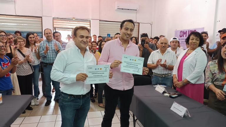 Recibe Álvaro Moreira constancia de mayoría como ganador de la elección de diputados por el Distrito 16