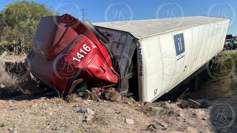 Se queda dormido, sale del camino y cae hacia un arroyo