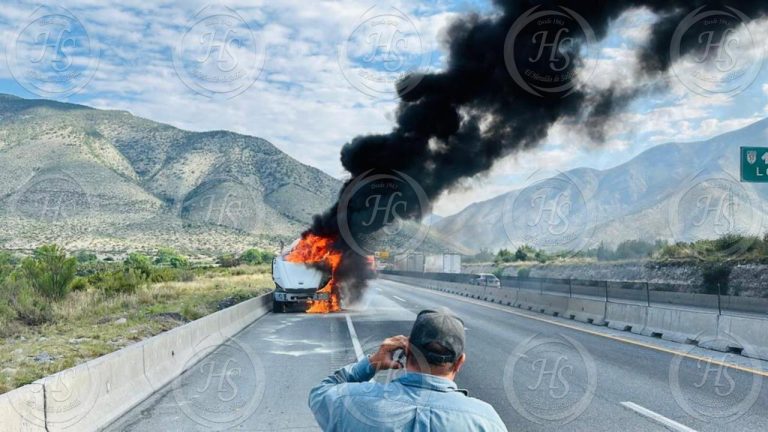 Sufre falla mecánica y su unidad se incendia en la carretera 57