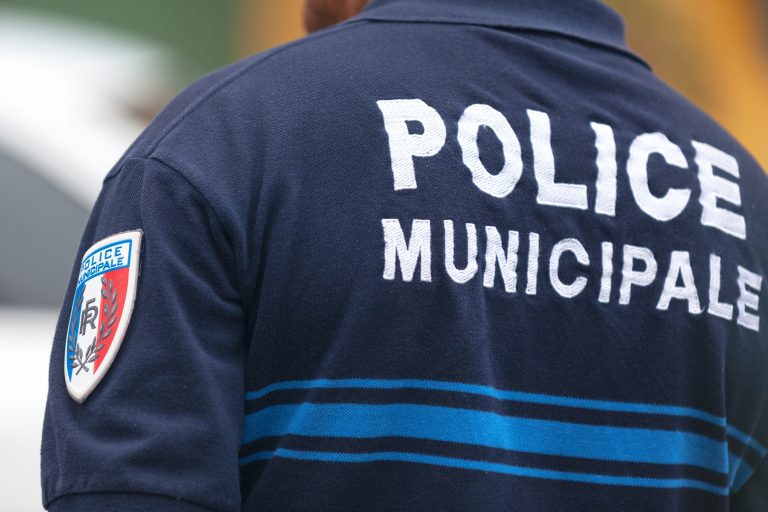 Un hombre ataca con cuchillo a niños en un parque infantil en Francia