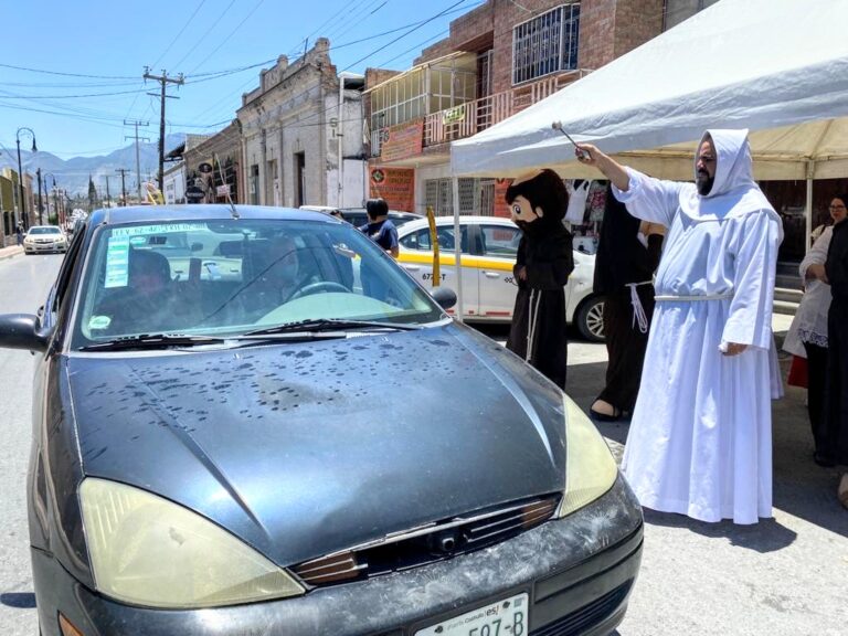 Bendicen automóviles de saltillenses en Templo de San Francisco de Asís