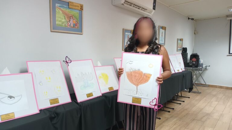 Con dibujos, retrata jovencita saltillense problemática de violencia en su familia