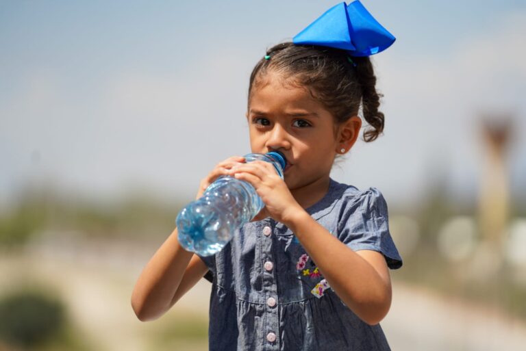 Exhortan a elevar consumo de agua para evitar deshidratación