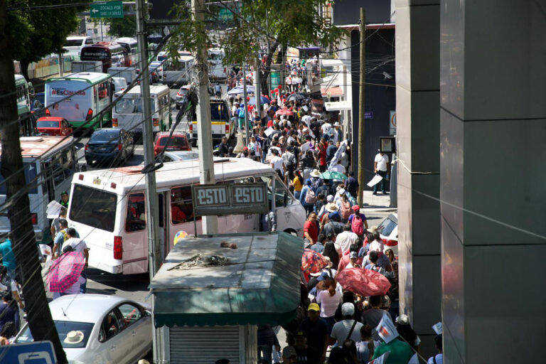 Morena repite acarreo masivo de marzo para llenar el Zócalo