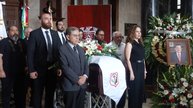 Rinden homenaje luctuoso a secretario general de la UA de C 