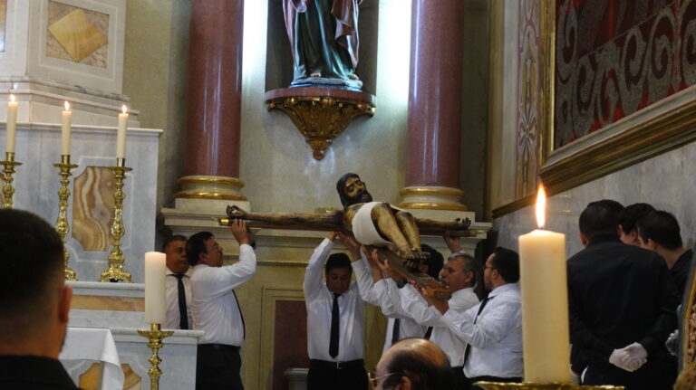 Viven saltillenses su fe al Santo Cristo de la Capilla 